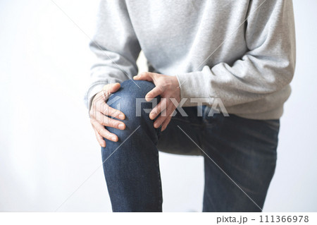 膝が痛い男性　膝痛　ボディパーツ 111366978