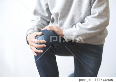膝が痛い男性 膝痛 ボディパーツ 膝が痛い男性 膝痛 ボディパーツ 111366980