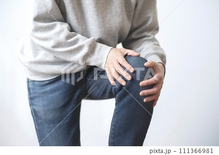 膝が痛い男性　膝痛　ボディパーツ 111366981