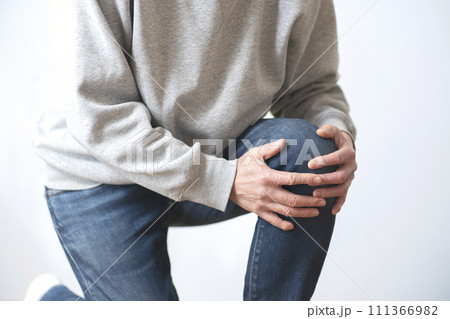 膝が痛い男性 膝痛 ボディパーツ 膝が痛い男性 膝痛 ボディパーツ 111366982