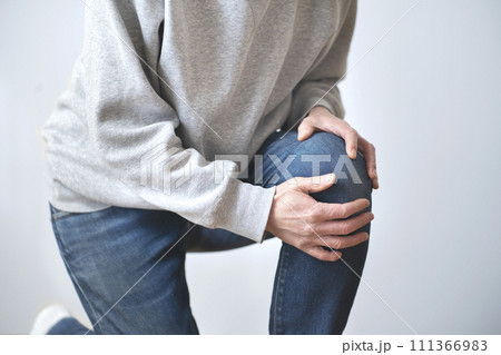 膝が痛い男性 膝痛 ボディパーツ 膝が痛い男性 膝痛 ボディパーツ 111366983