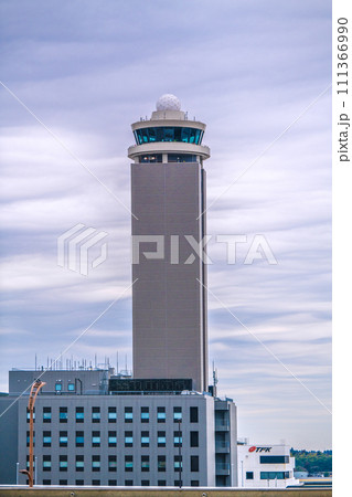 日本の千葉都市景観 成田空港第2から成田空港の管制塔などを望む 日本の千葉都市景観 成田空港第2から成田空港の管制塔などを望む 111366990