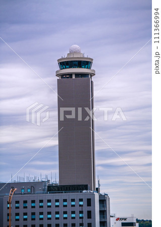 日本の千葉都市景観 成田空港第2から成田空港の管制塔などを望む 日本の千葉都市景観 成田空港第2から成田空港の管制塔などを望む 111366994