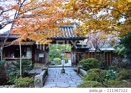 京都市 大原宝泉院の山門と紅葉 京都市 大原宝泉院の山門と紅葉 111367122