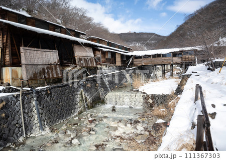 栃木県 那須温泉 鹿の湯と湯川の流れ 栃木県 那須温泉 鹿の湯と湯川の流れ 111367303