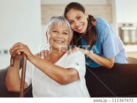 Healthcare, homecare and nurse with grandma to support her in retirement, medical and old age. Caregiver, volunteer and trust of a social worker helping senior woman with demantia or alzheimer 111367472