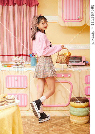 ピンクの衣装を着た若い女性のレトロなポートレート ピンクの衣装を着た若い女性のレトロなポートレート 111367999