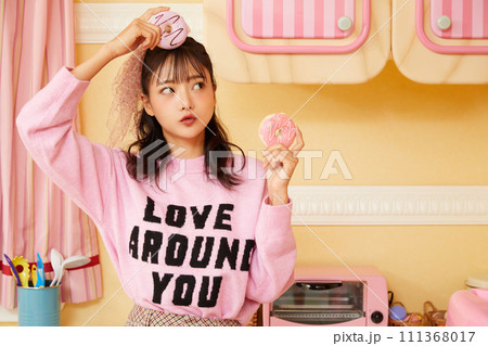 ピンクの衣装を着た若い女性のレトロなポートレート ピンクの衣装を着た若い女性のレトロなポートレート 111368017