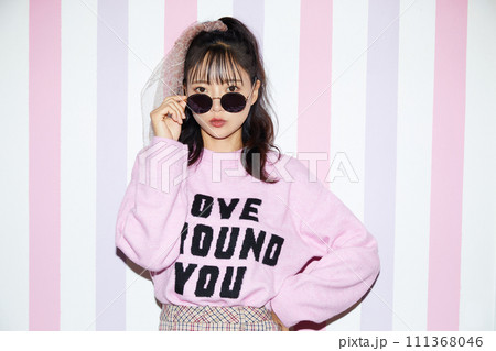 ピンクの衣装を着た若い女性のレトロなポートレート 111368046