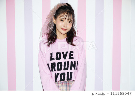 ピンクの衣装を着た若い女性のレトロなポートレート 111368047