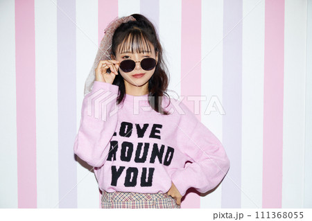 ピンクの衣装を着た若い女性のレトロなポートレート 111368055