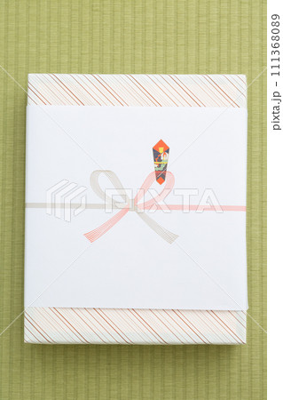 和室の畳の上に置かれたお中元 111368089