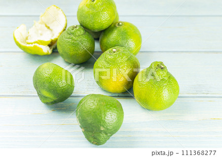 fresh oranges 111368277