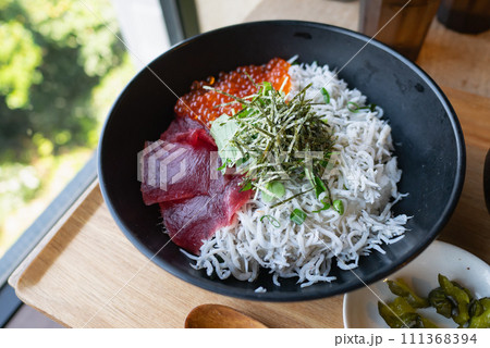 マグロの刺身と釜揚げしらすとイクラの海鮮丼。海苔と大葉をトッピングして。 マグロの刺身と釜揚げしらすとイクラの海鮮丼。海苔と大葉をトッピングして。 111368394