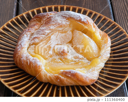 アップルパイ。リンゴとカスタードクリームをトッピングしたパイ生地のお菓子。 111368400