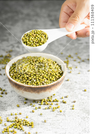 Green beans in wooden bowl 111368409