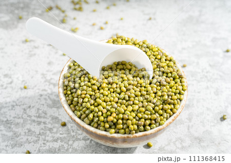 Green beans in wooden bowl 111368415