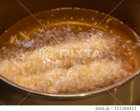 クッキングオイルで揚げてる海老フライ。 111368421