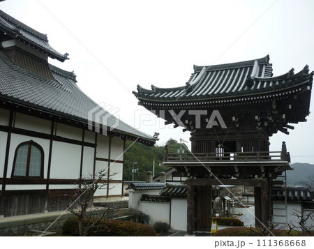 雪舟庭園の山門と梅の木 雪舟庭園の山門と梅の木 111368668