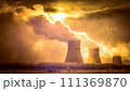 原子力発電所から煙が出ている 111369870