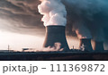 原子力発電所のタービン建屋から煙が出ている 111369872