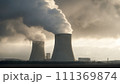 原子力発電所のタービン建屋から煙が出ている 111369874