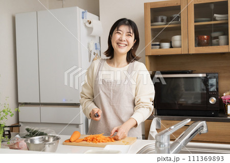 料理をする女性・笑顔の主婦 111369893
