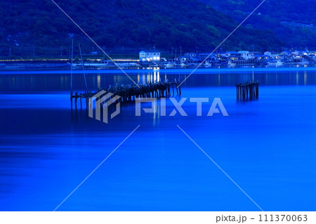 静寂感漂う日没後の瀬戸の海 静寂感漂う日没後の瀬戸の海 111370063