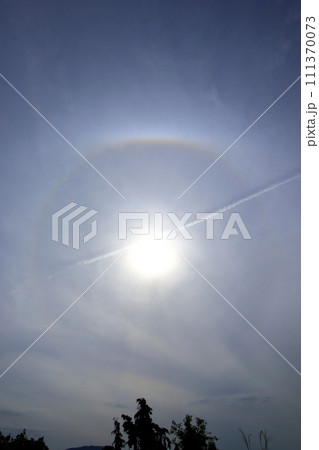 ハロ現象と ひこうき雲 111370073