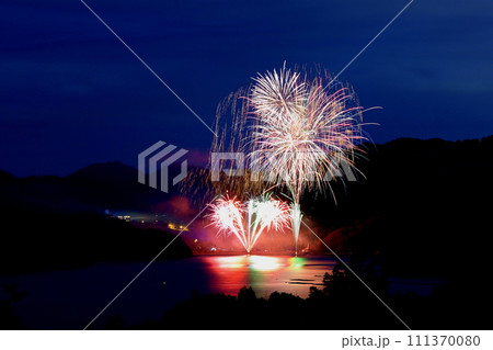 年末の寒空に瀬戸内海上空に打ち上がった花火 111370080