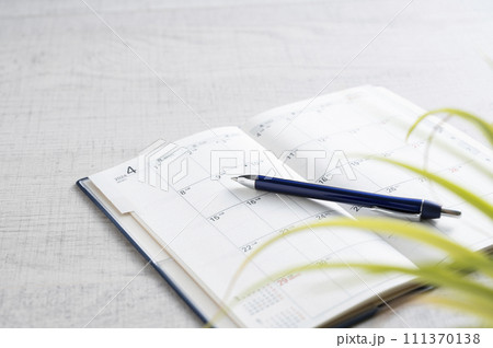 スケジュール帳とペン 111370138