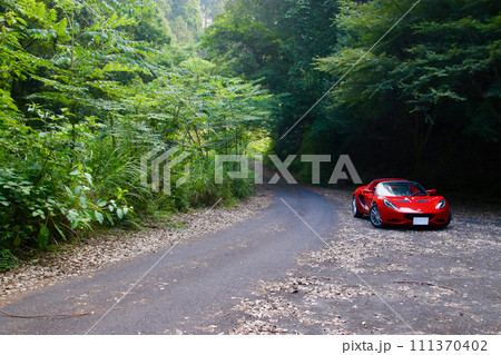 山の中の赤いスポーツカー 山の中の赤いスポーツカー 111370402