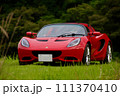 山の中の赤いスポーツカー 111370410