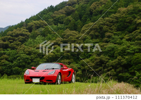 山の中の赤いスポーツカー 山の中の赤いスポーツカー 111370412
