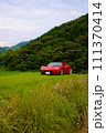 山の中の赤いスポーツカー 111370414