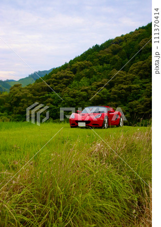 山の中の赤いスポーツカー 111370414
