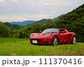 山の中の赤いスポーツカー 111370416