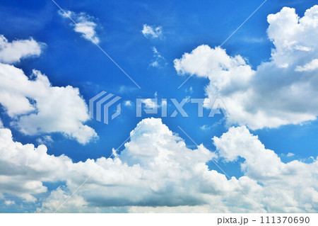 夏の青空と雲 夏の青空と雲 111370690