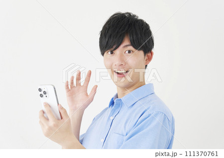 スマートフォンを持って驚く男性　白背景　カメラ目線 111370761