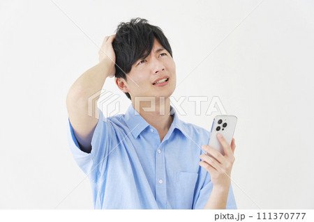 スマートフォンを持って頭を抱える男性　白背景 111370777