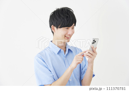 スマートフォンを使う男性 白背景 スマートフォンを使う男性 白背景 111370781