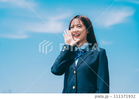 青空をバックに応援をする女子高生 青空をバックに応援をする女子高生 111371932