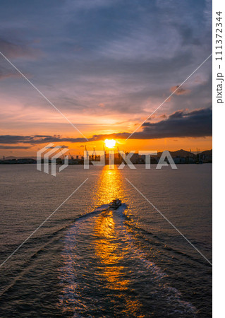 海に沈む夕日 海に沈む夕日 111372344