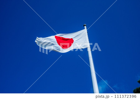 青空にはためく日章旗 111372396
