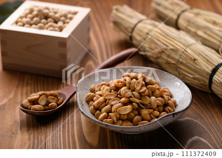 そのまま食べられて栄養たっぷり ドライ納豆 （木目背景） 乾燥納豆 111372409