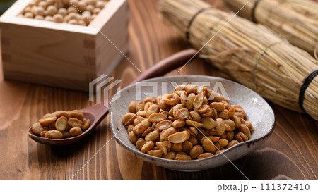 そのまま食べられて栄養たっぷり ドライ納豆 （木目背景） 乾燥納豆 111372410