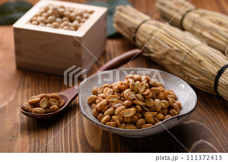 そのまま食べられて栄養たっぷり ドライ納豆 （木目背景） 乾燥納豆 111372413