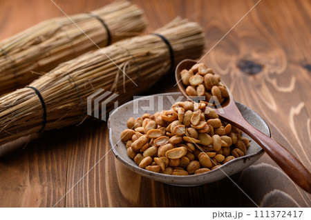 そのまま食べられて栄養たっぷり ドライ納豆 （木目背景） 乾燥納豆 111372417