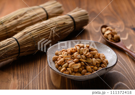 そのまま食べられて栄養たっぷり ドライ納豆 （木目背景） 乾燥納豆 111372418