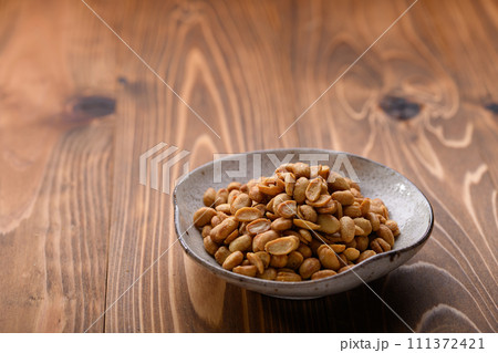 そのまま食べられて栄養たっぷり ドライ納豆 （木目背景） 乾燥納豆 111372421